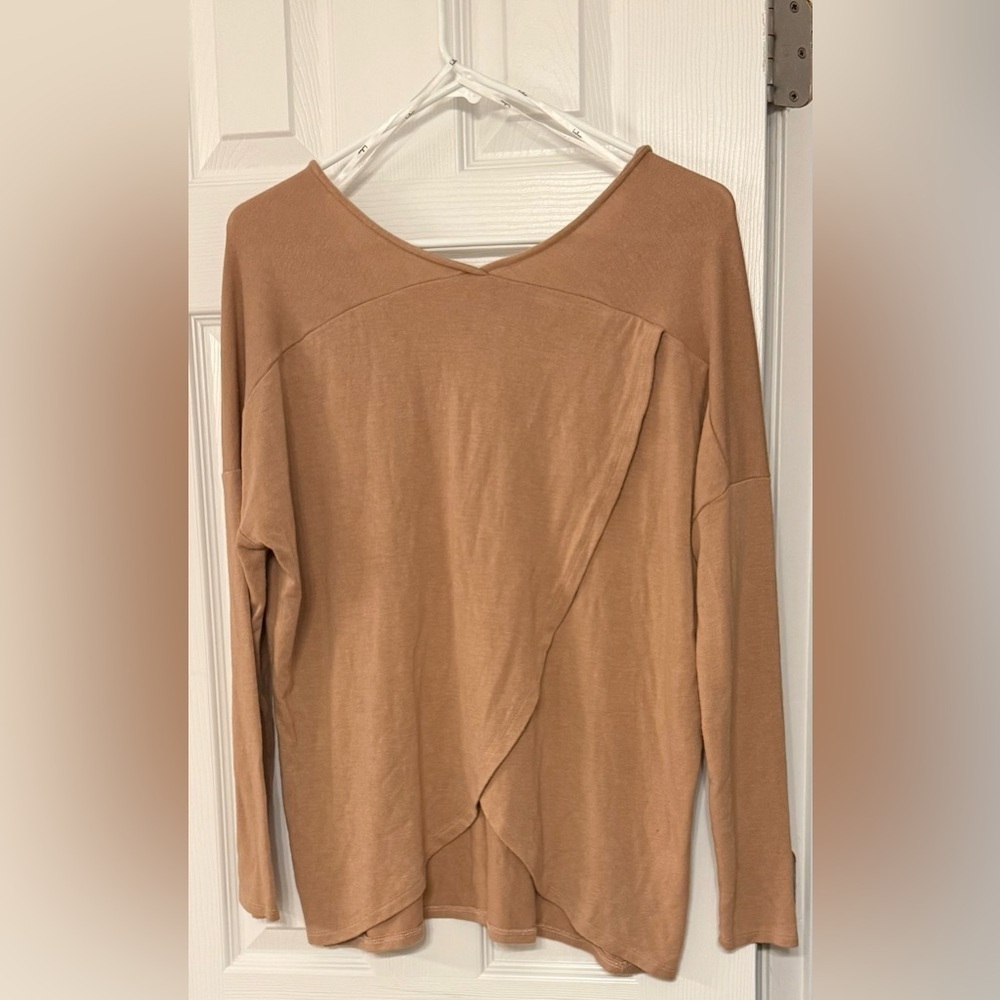 Women's Elegant Comfy Cute Tan V-Neck Long Sleeve Top- LULU Basics- Size XS - Picture 3 of 4